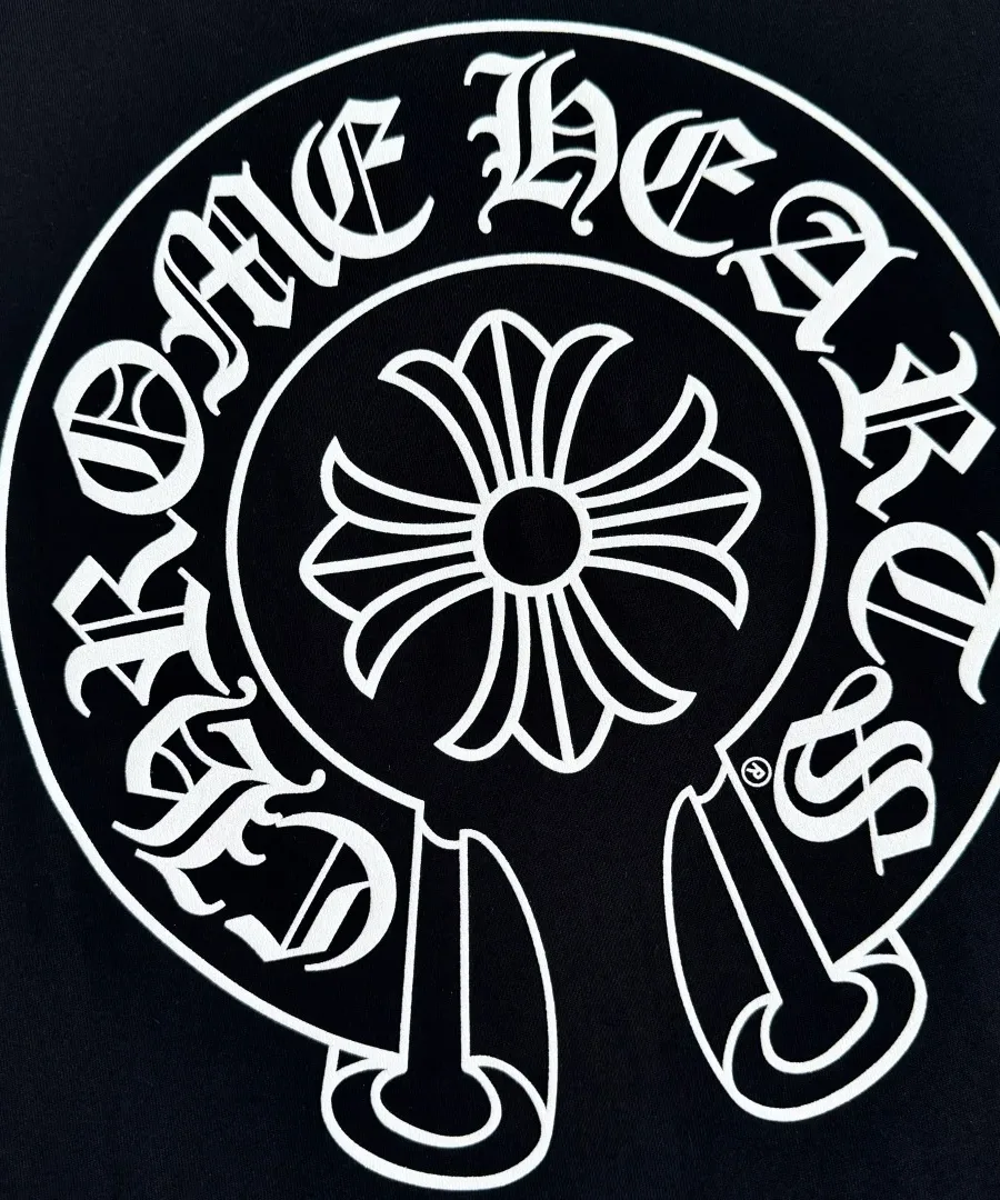 Крупный план принта на спине черной футболки Chrome Hearts