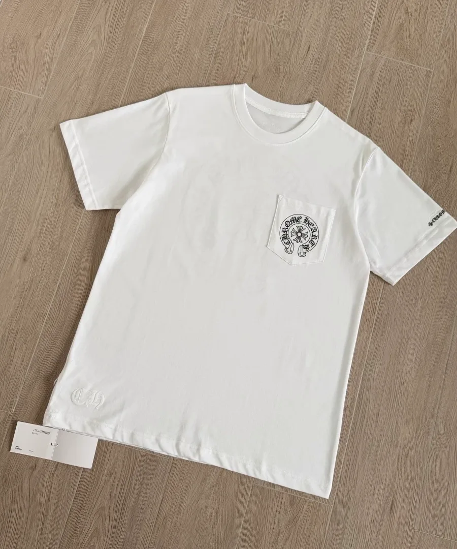 Белая футболка Chrome Hearts с карманом, вид под углом