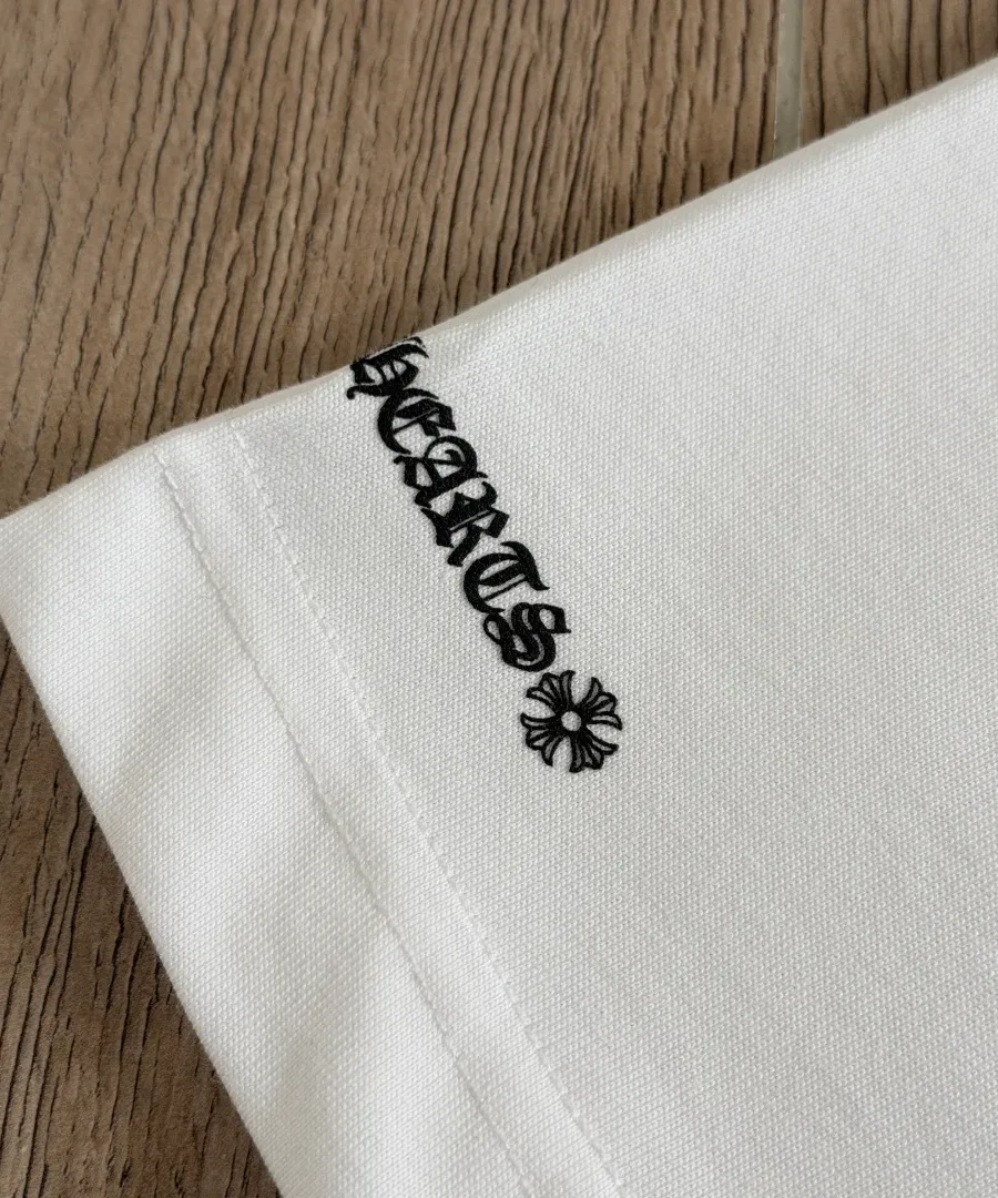 Принт на рукаве белой футболки Chrome Hearts