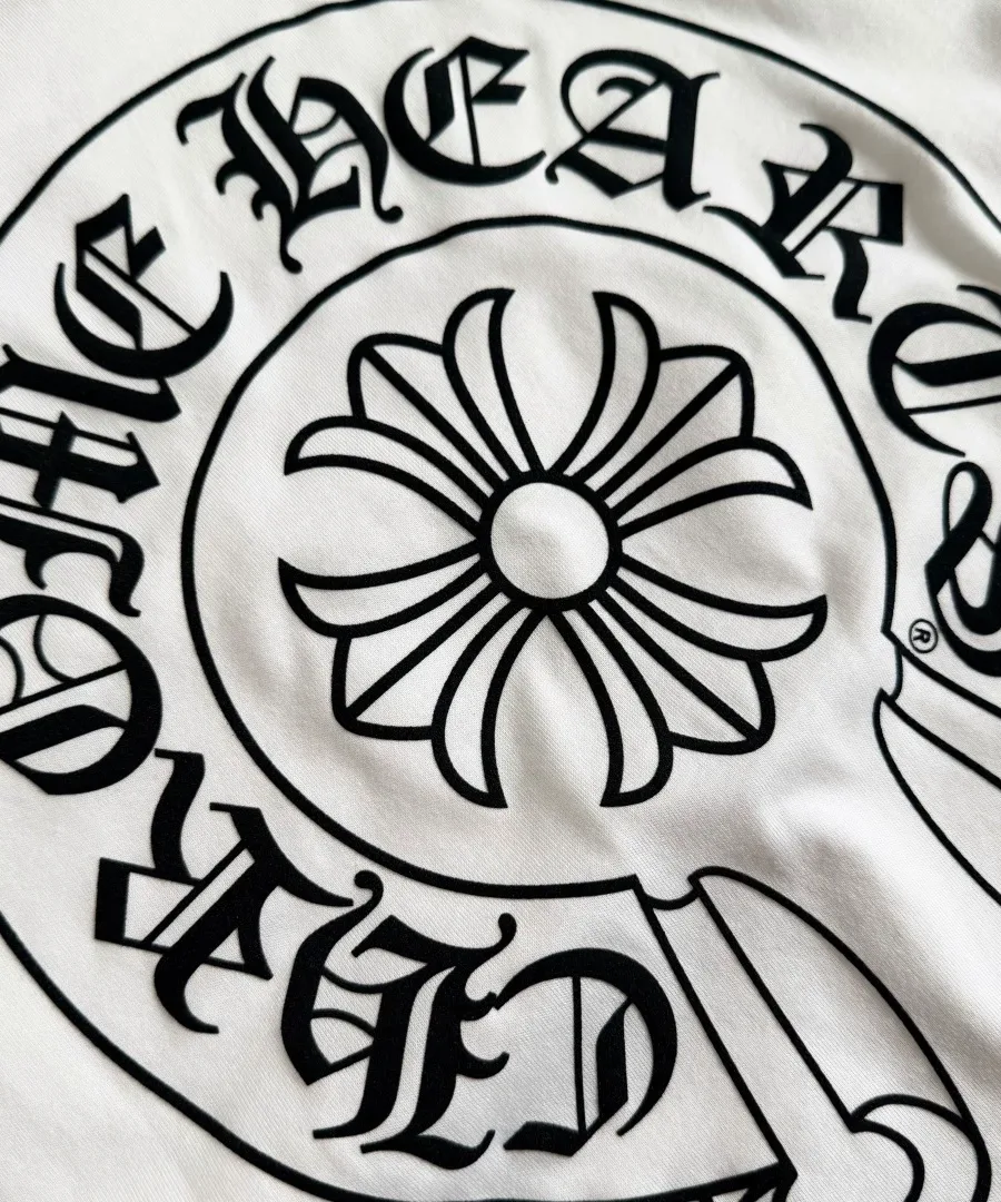 Крупный план принта на спине белой футболки Chrome Hearts