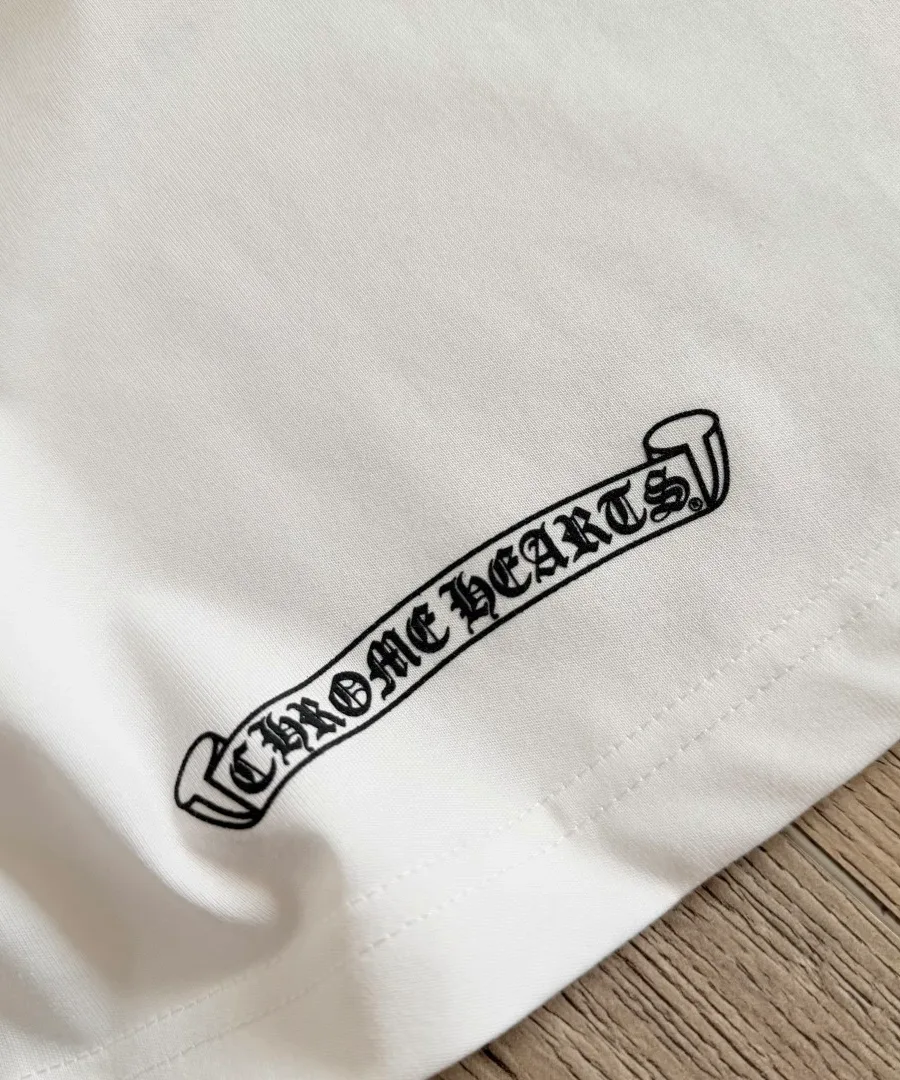 Принт на нижнем крае белой футболки Chrome Hearts