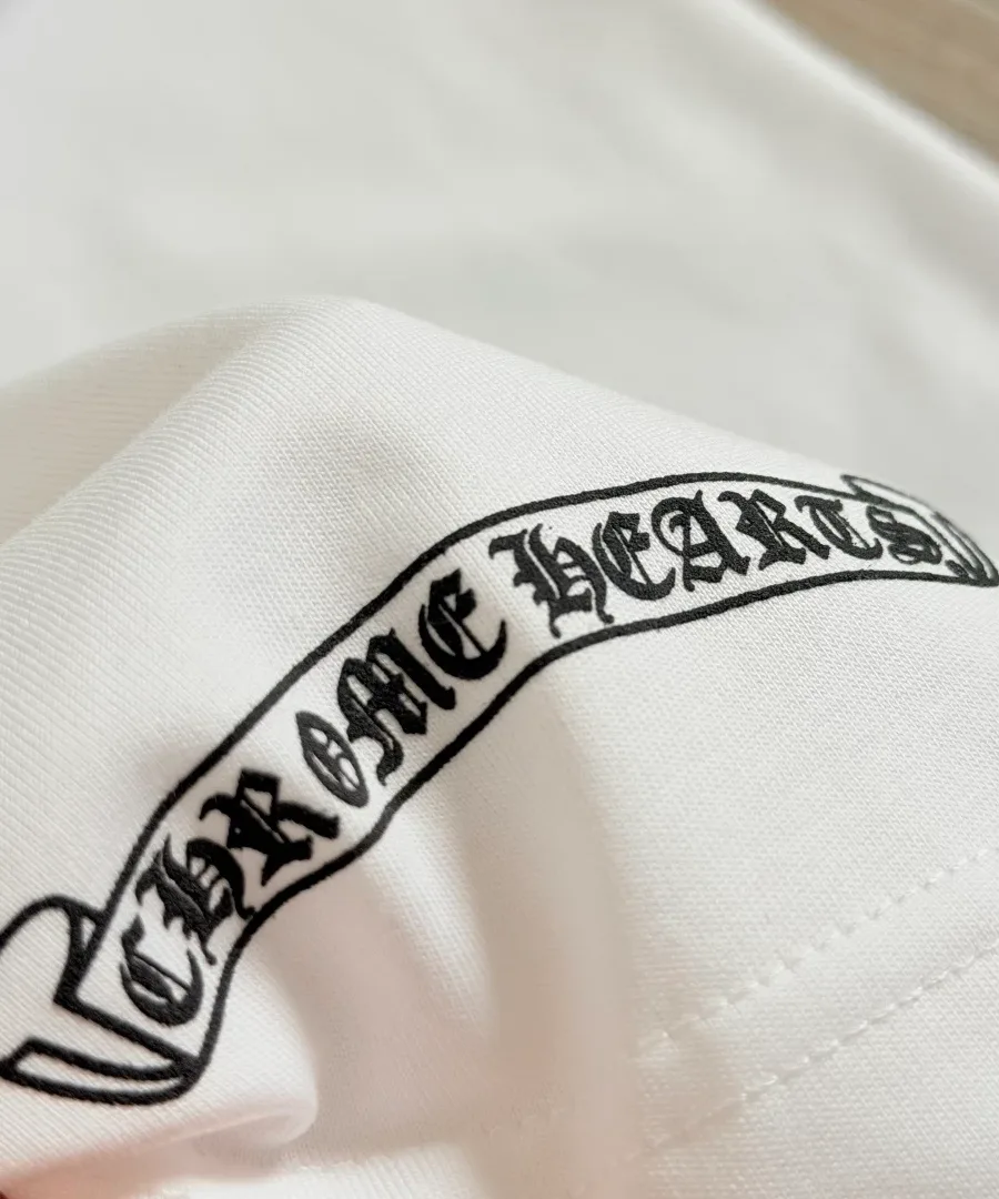 Деталь принта на рукаве белой футболки Chrome Hearts