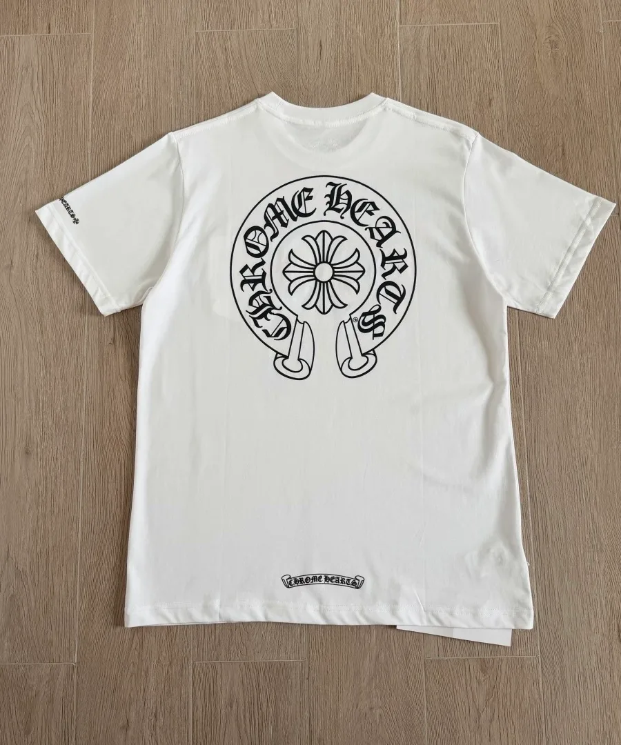 Белая футболка Chrome Hearts, вид сзади с принтом подковы