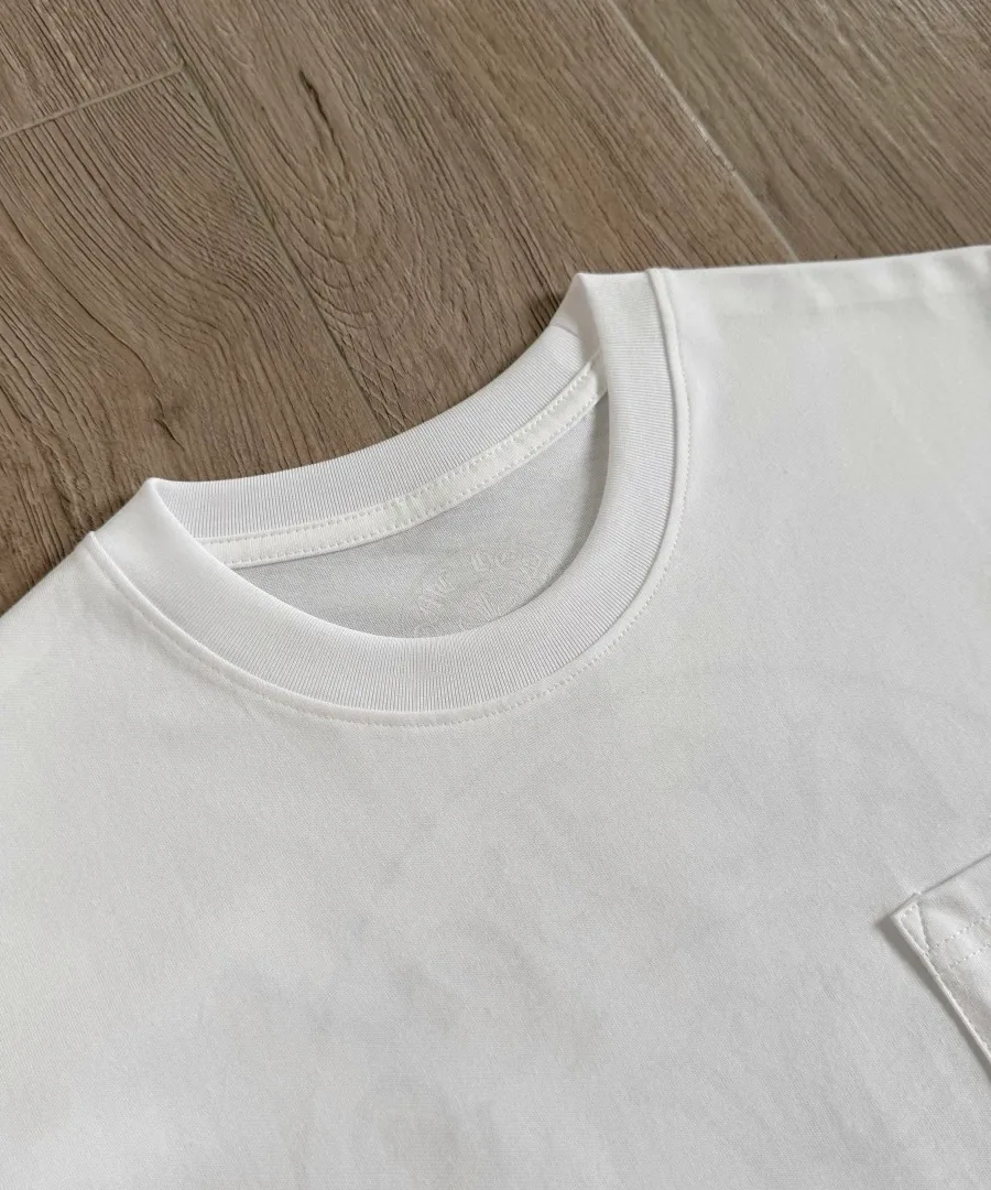 Круглый вырез белой футболки Chrome Hearts