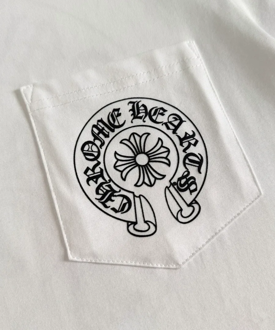 Принт на кармане белой футболки Chrome Hearts