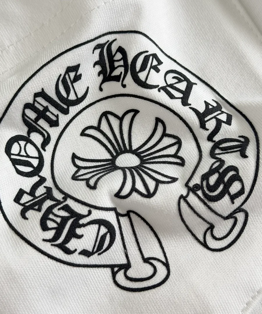 Принт на спине белой футболки Chrome Hearts