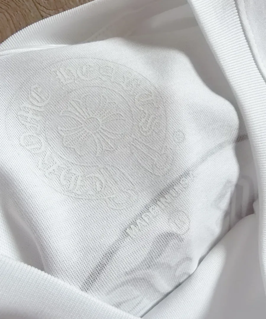 Внутренний принт на воротнике белой футболки Chrome Hearts