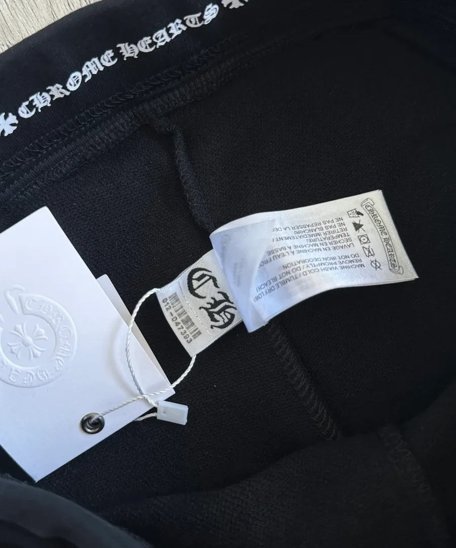 Внутренний ярлык черных шорт Chrome Hearts с составом хлопок
