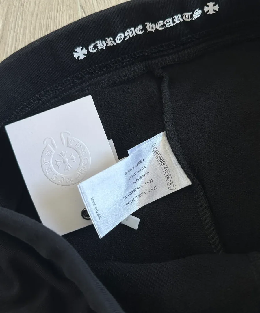 Внутренние бирки черных шорт Chrome Hearts