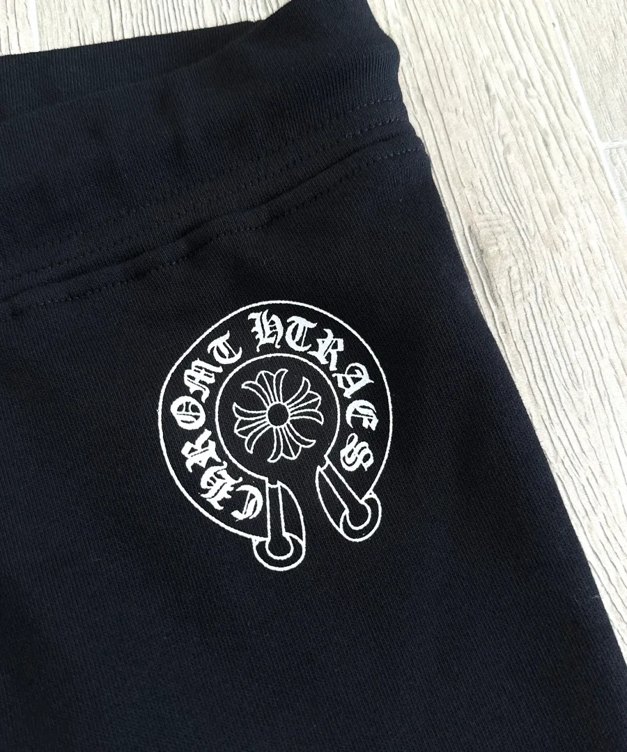 Принт в виде логотипа-подковы на черных шортах Chrome Hearts