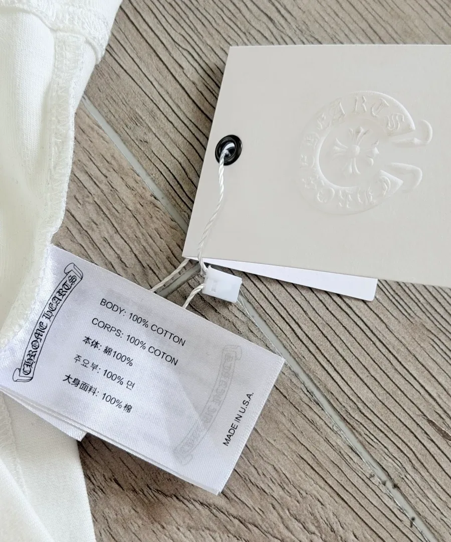 Ярлык с составом 100% хлопок на топе Chrome Hearts
