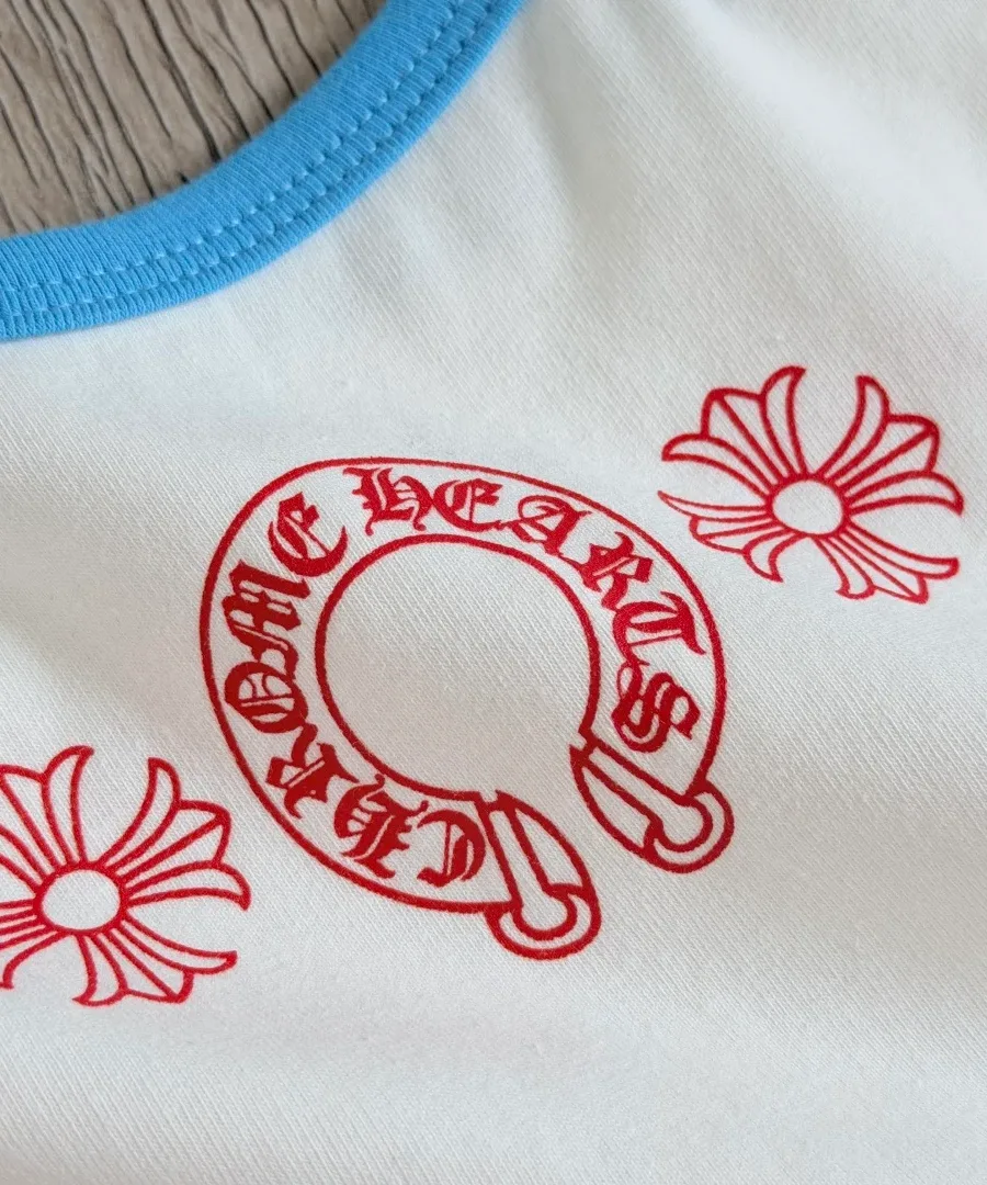 Красный принт с подковой Chrome Hearts крупным планом