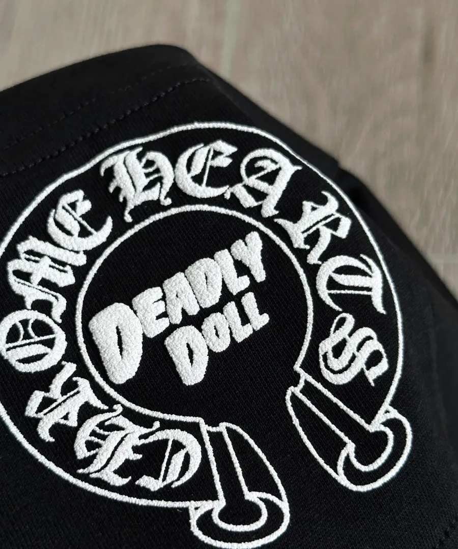 Принт Deadly Doll на рукаве футболки Chrome Hearts