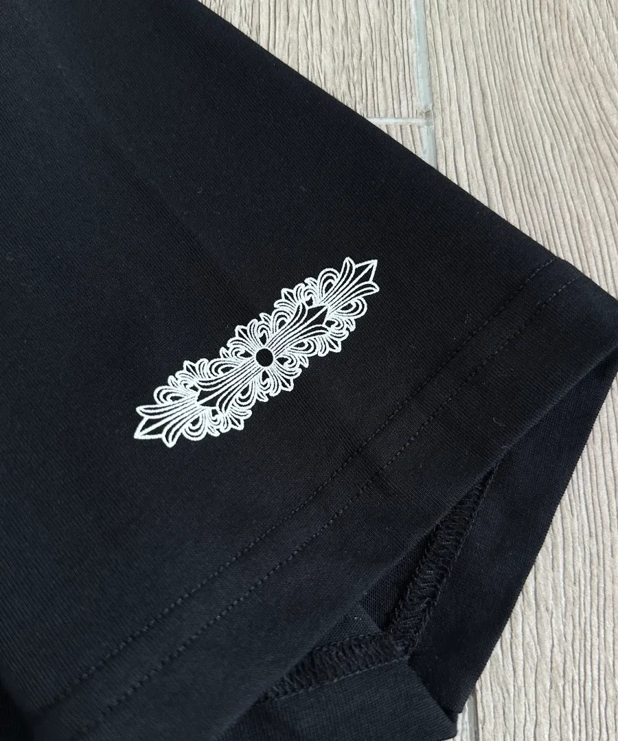 Деталь рукава с принтом футболки Chrome Hearts Deadly Doll