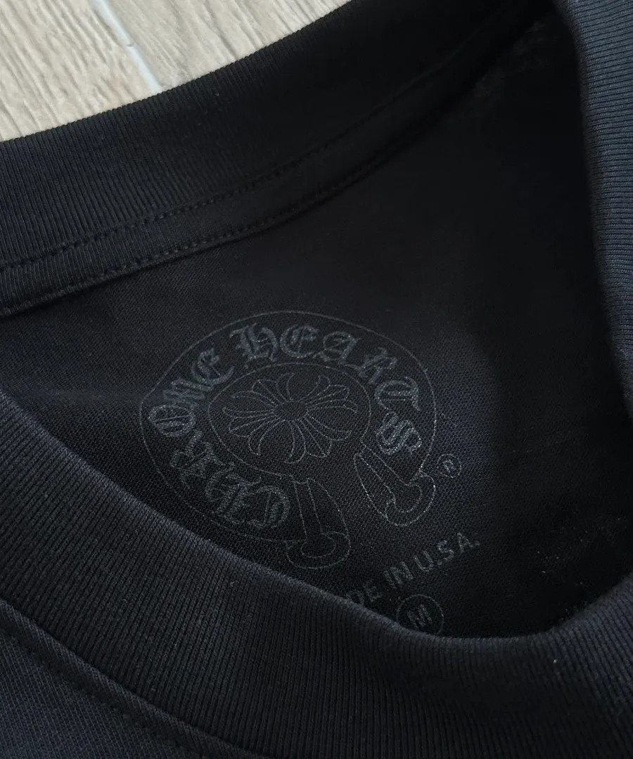 Внутренний принт на горловине футболки Chrome Hearts