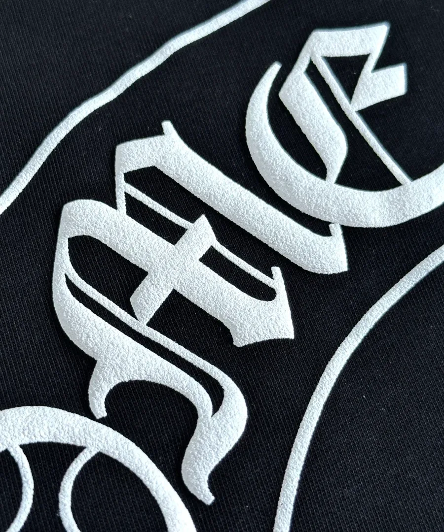 Деталь текстуры принта Chrome Hearts на спине