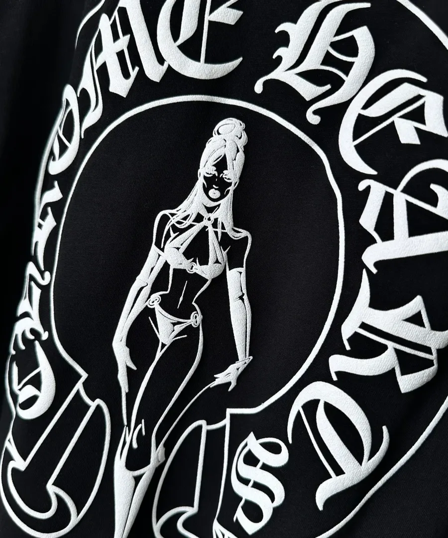 Крупный план графического принта на спине футболки Chrome Hearts