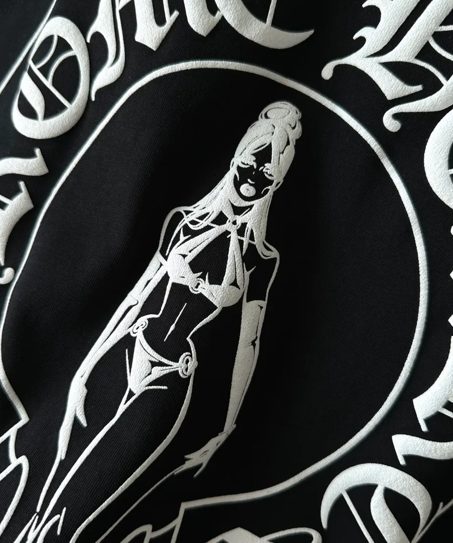 Текстура принта с девушкой на спине футболки Chrome Hearts