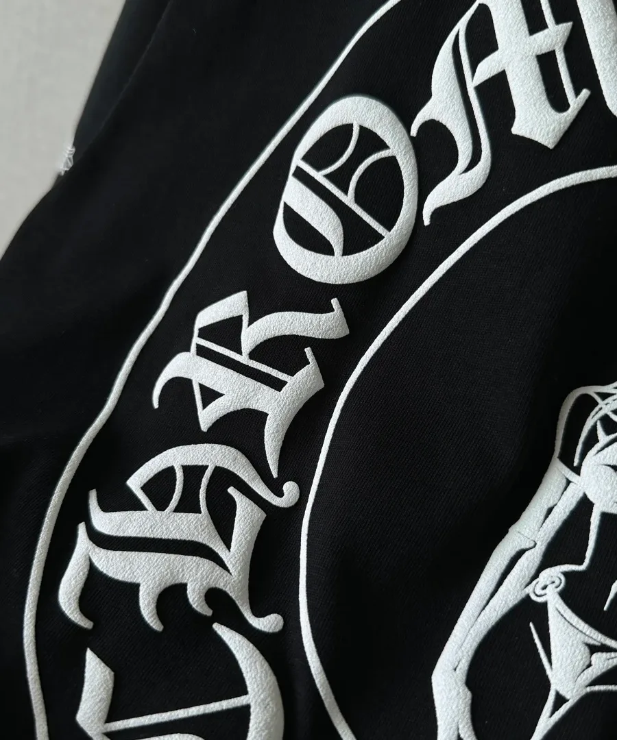 Деталь шрифтового принта Chrome Hearts на спине