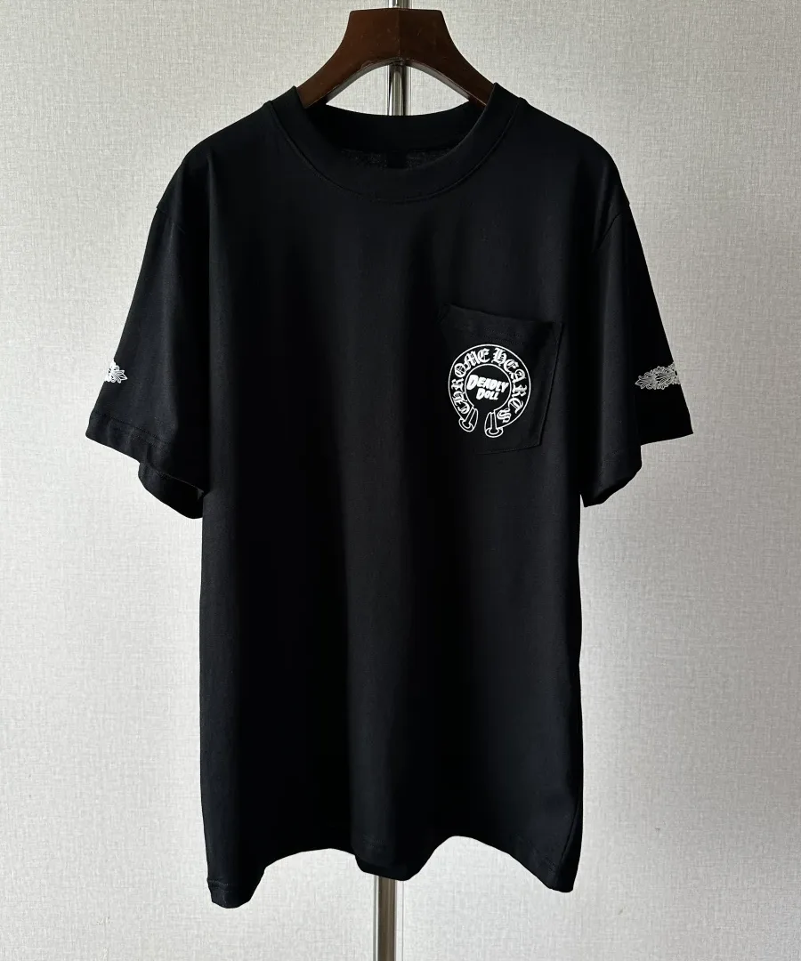 Черная футболка Chrome Hearts Deadly Doll на вешалке, вид спереди