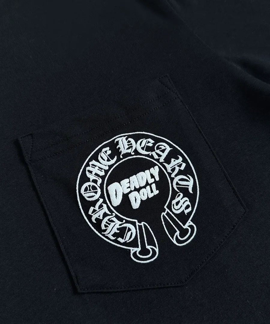 Нагрудный карман с принтом Deadly Doll на футболке Chrome Hearts