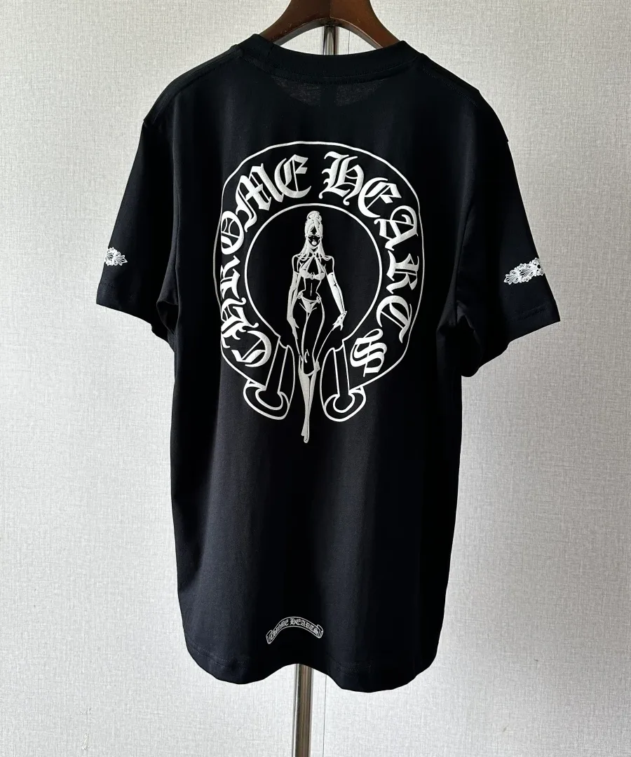 Черная футболка Chrome Hearts Deadly Doll на вешалке, вид сзади