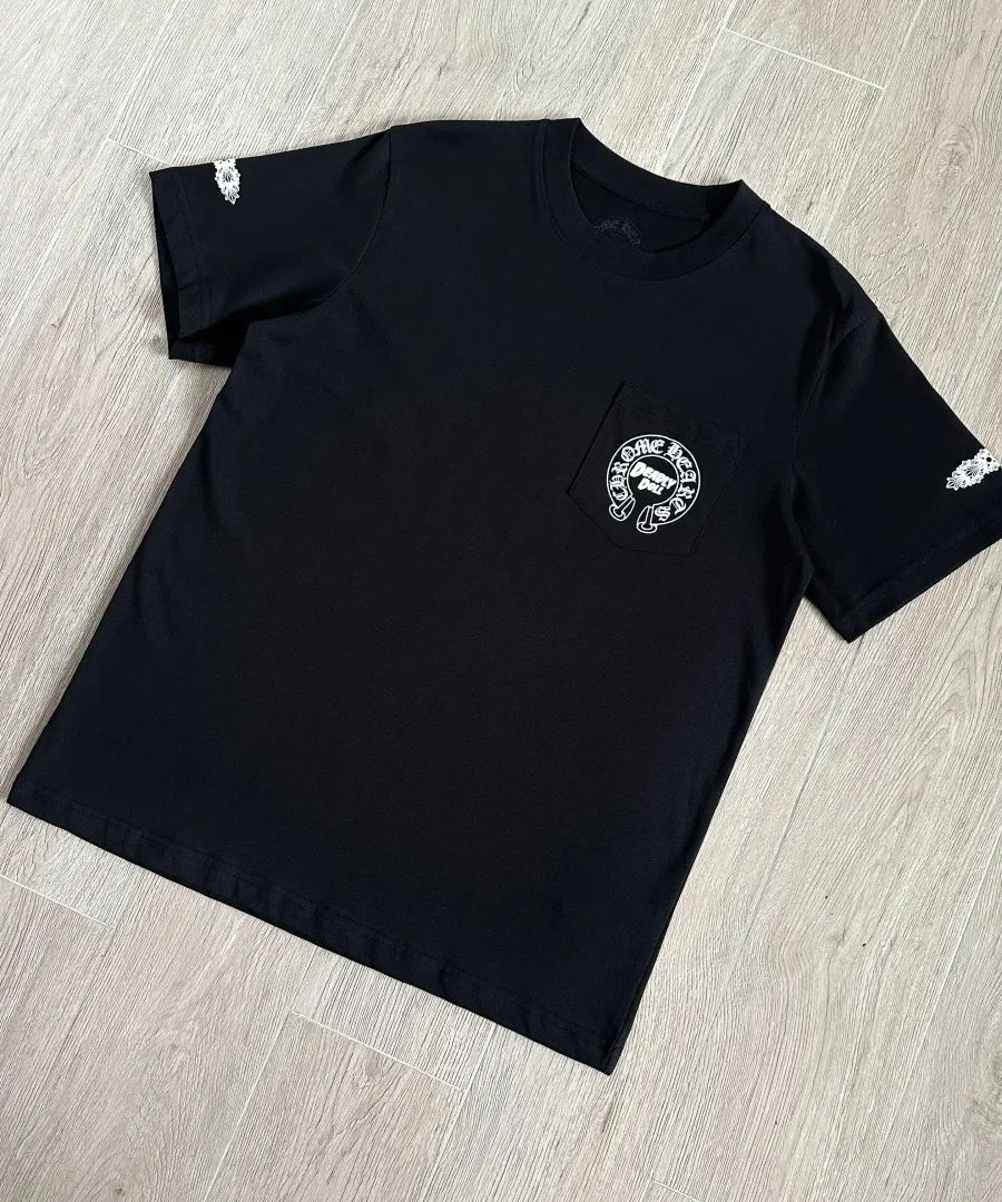 Черная футболка Chrome Hearts Deadly Doll, вид спереди под углом