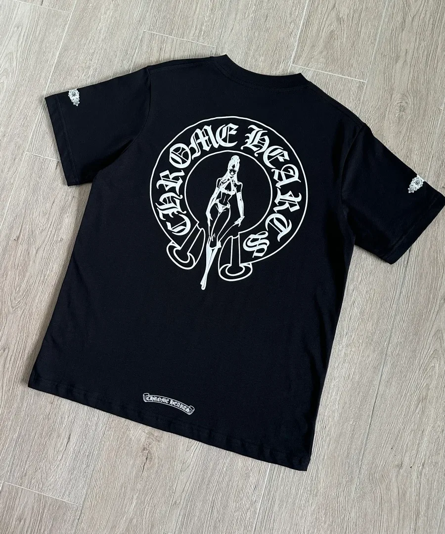 Черная футболка Chrome Hearts Deadly Doll, вид сзади под углом