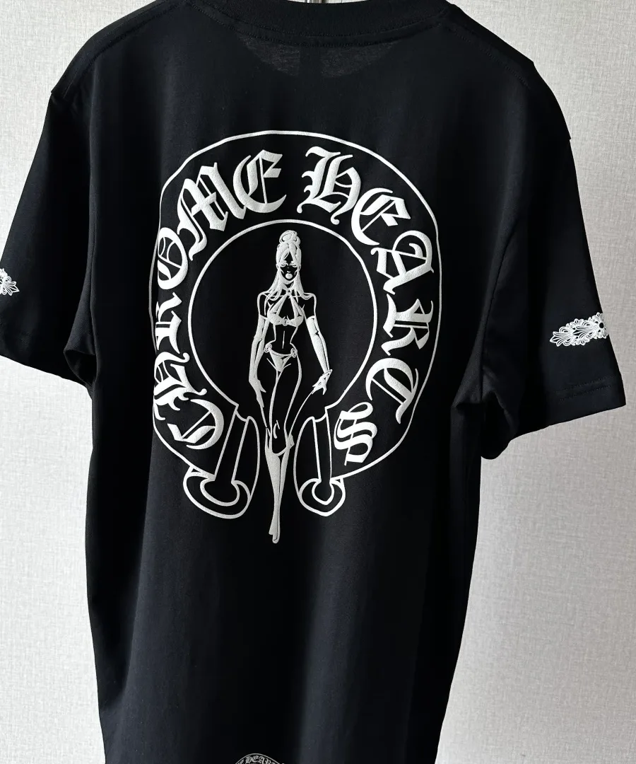 Черная футболка Chrome Hearts Deadly Doll на вешалке, крупный план спины