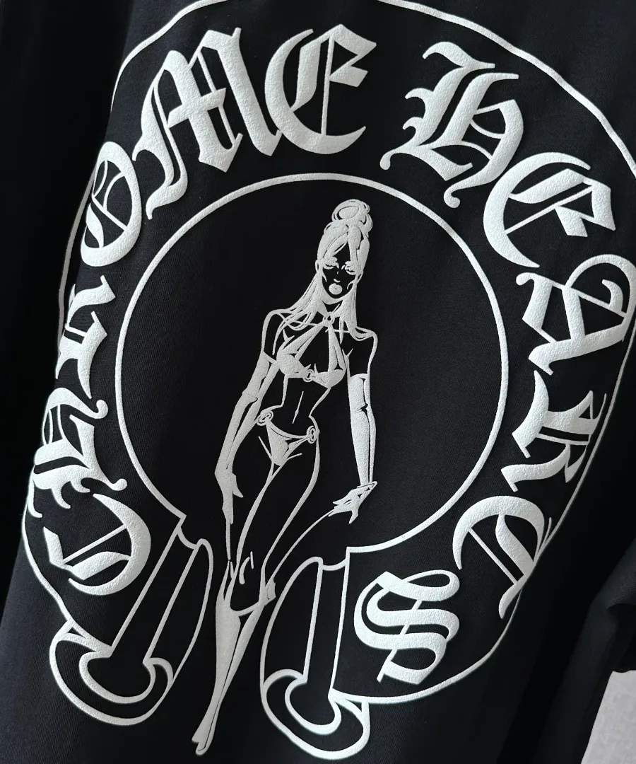 Принт с изображением девушки на спине футболки Chrome Hearts Deadly Doll