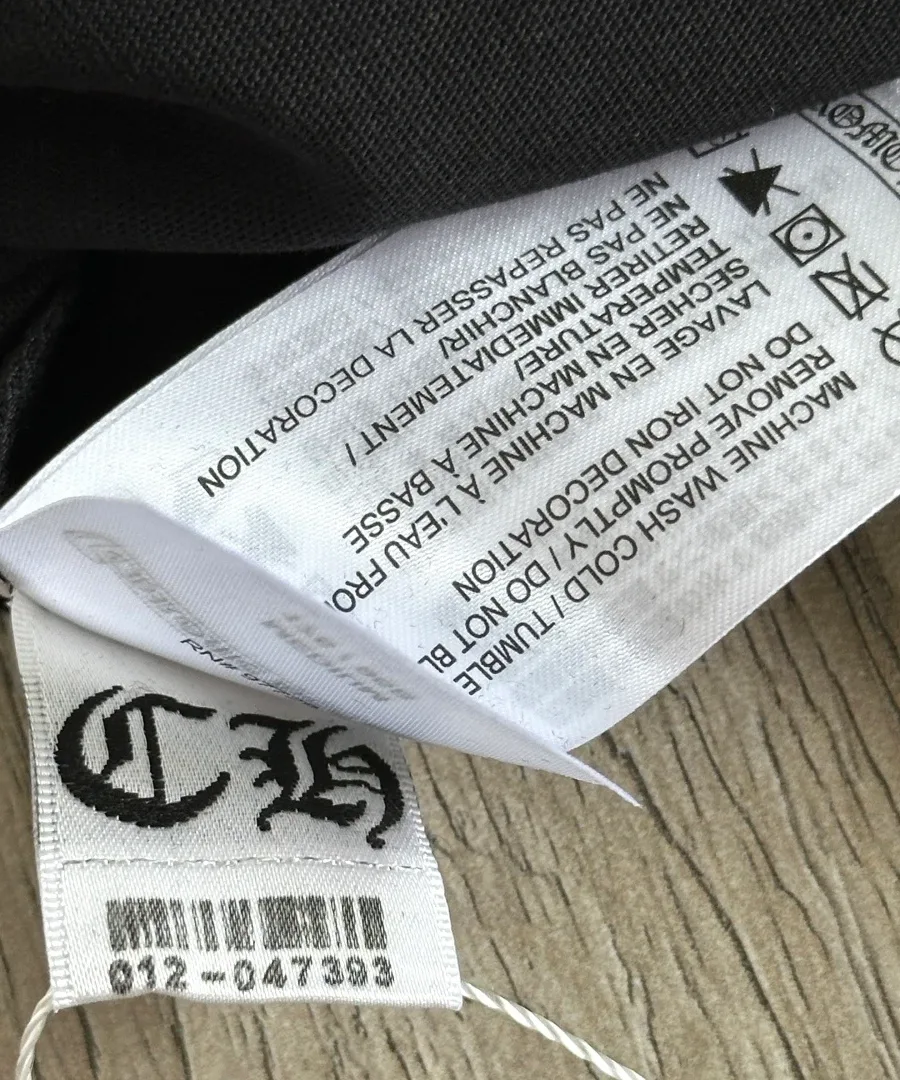 Внутренний ярлык с рекомендациями по уходу футболки Chrome Hearts Deadly Doll