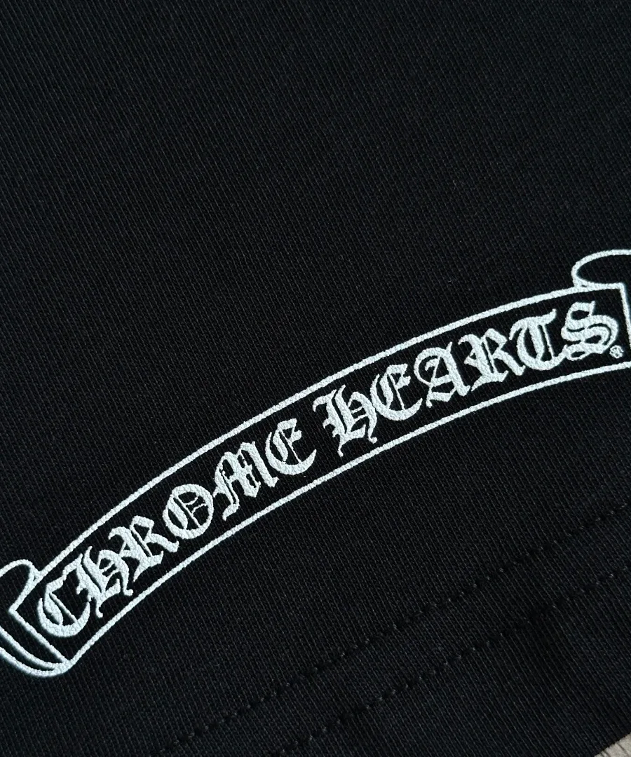 Принт с логотипом Chrome Hearts на нижней части футболки