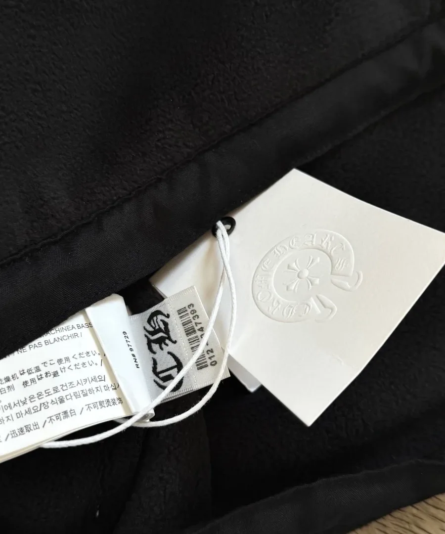 Бирки и ярлыки черного флисового анорака Chrome Hearts