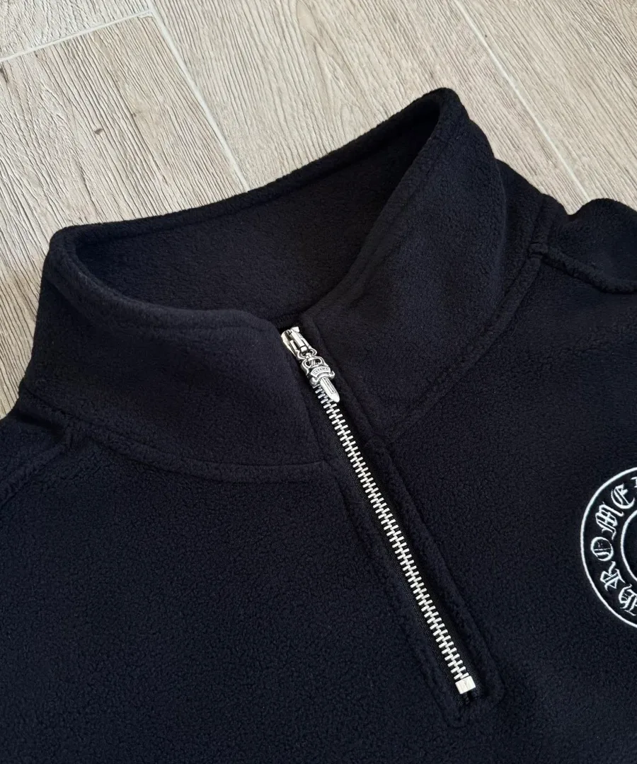Воротник на молнии черного флисового анорака Chrome Hearts, вид спереди