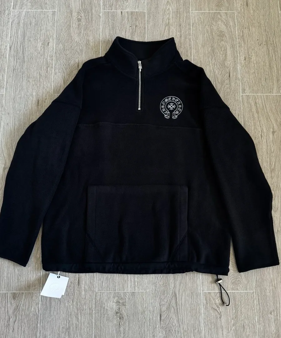 Черный флисовый анорак Chrome Hearts, вид спереди на полу