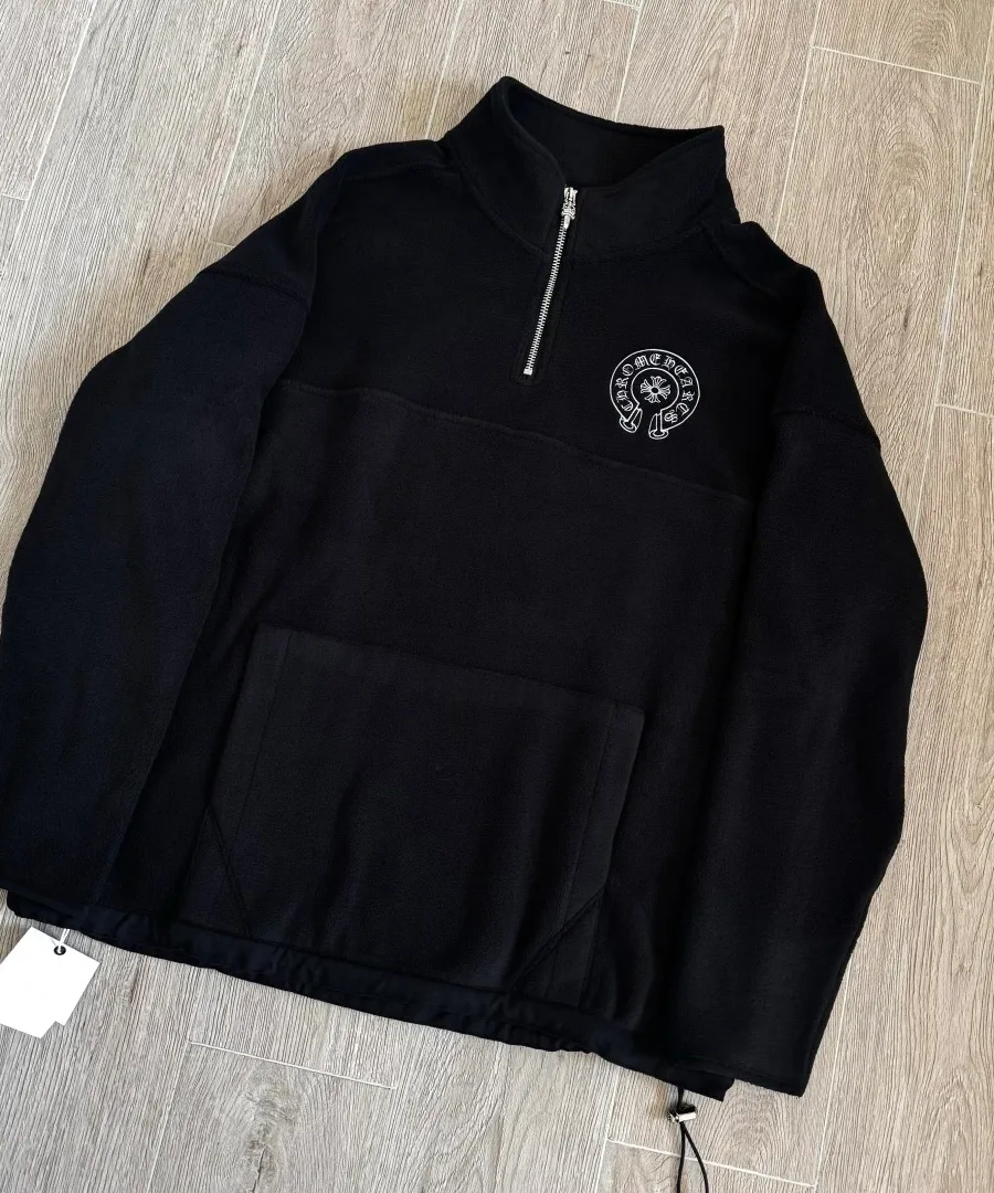 Черный флисовый анорак Chrome Hearts, вид спереди под углом