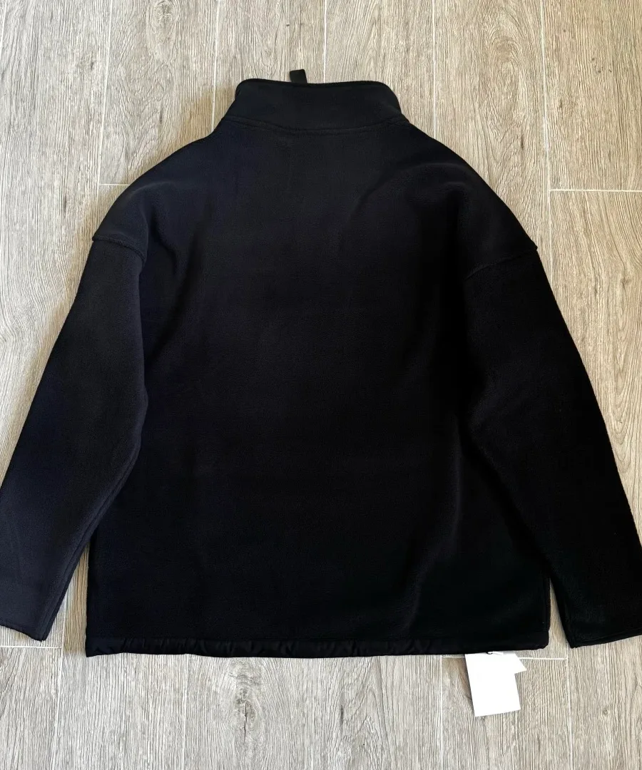 Черный флисовый анорак Chrome Hearts, вид сзади на полу