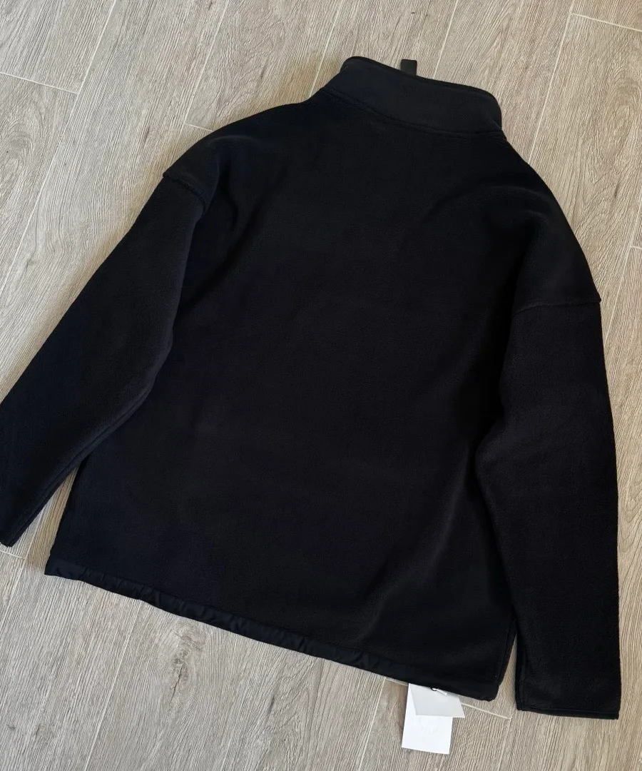 Черный флисовый анорак Chrome Hearts, вид сзади под углом