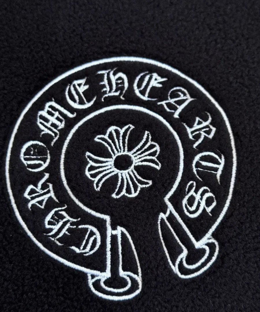 Крупный план вышитого логотипа Chrome Hearts