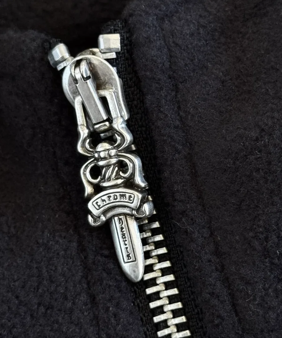 Металлическая молния на воротнике черного флисового анорака Chrome Hearts