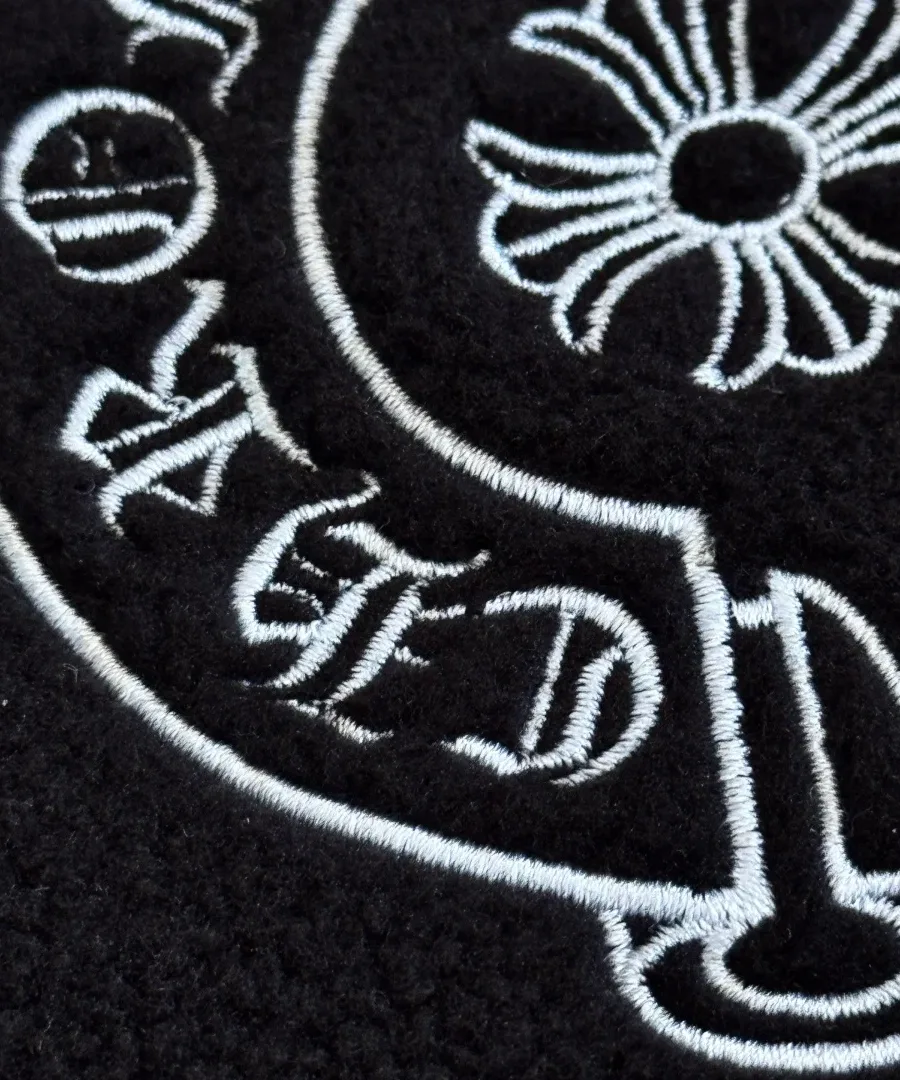 Вышитый логотип Chrome Hearts на груди анорака