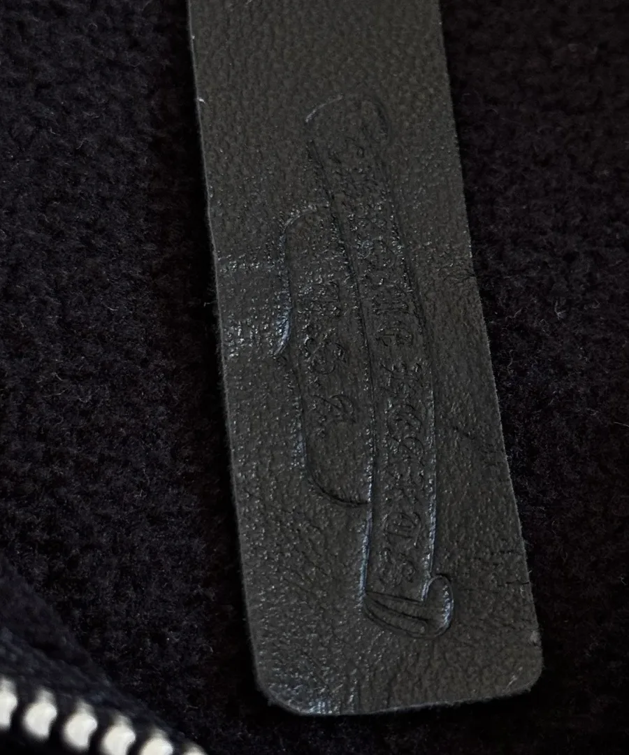 Кожаная деталь на черном флисовом анораке Chrome Hearts