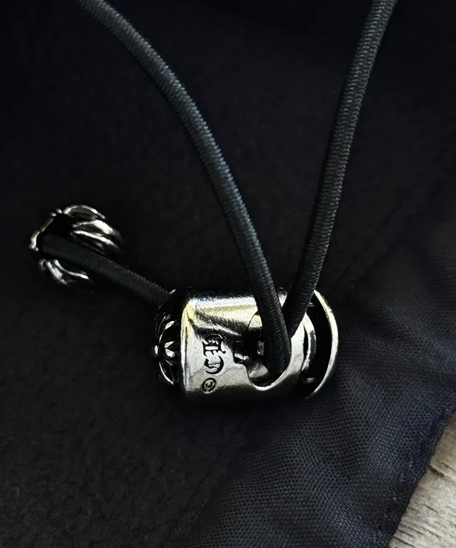 Металлический фиксатор на кулиске черного флисового анорака Chrome Hearts
