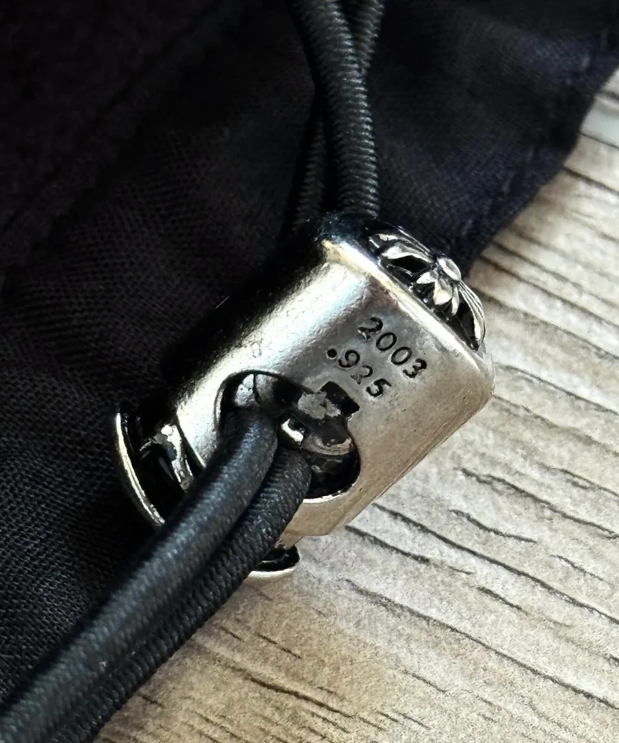 Деталь металлического фиксатора с гравировкой Chrome Hearts
