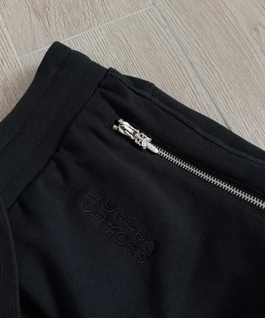 Вышитый логотип под карманом шорт Chrome Hearts
