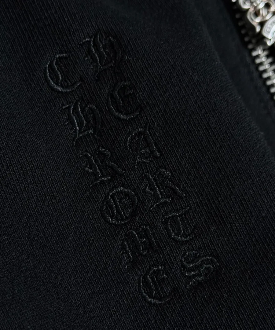 Крупный план вышивки Chrome Hearts
