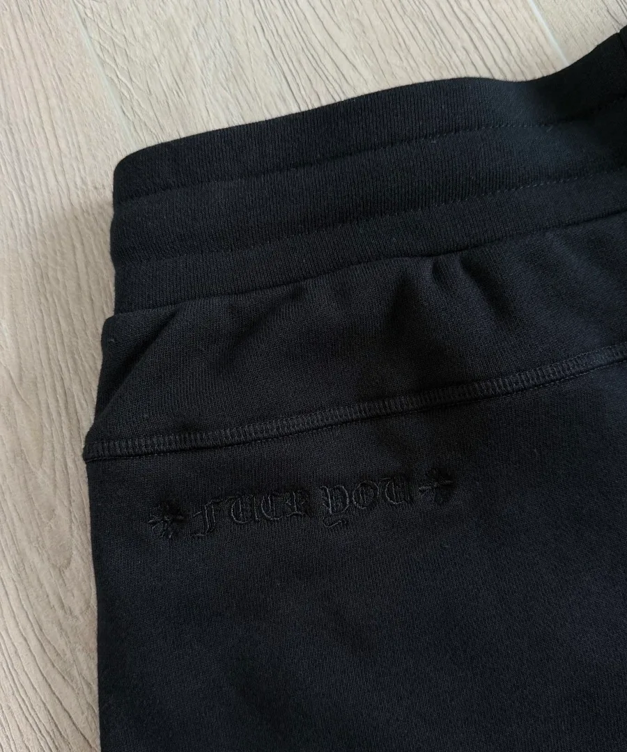 Вышивка Fuck You на задней части шорт Chrome Hearts