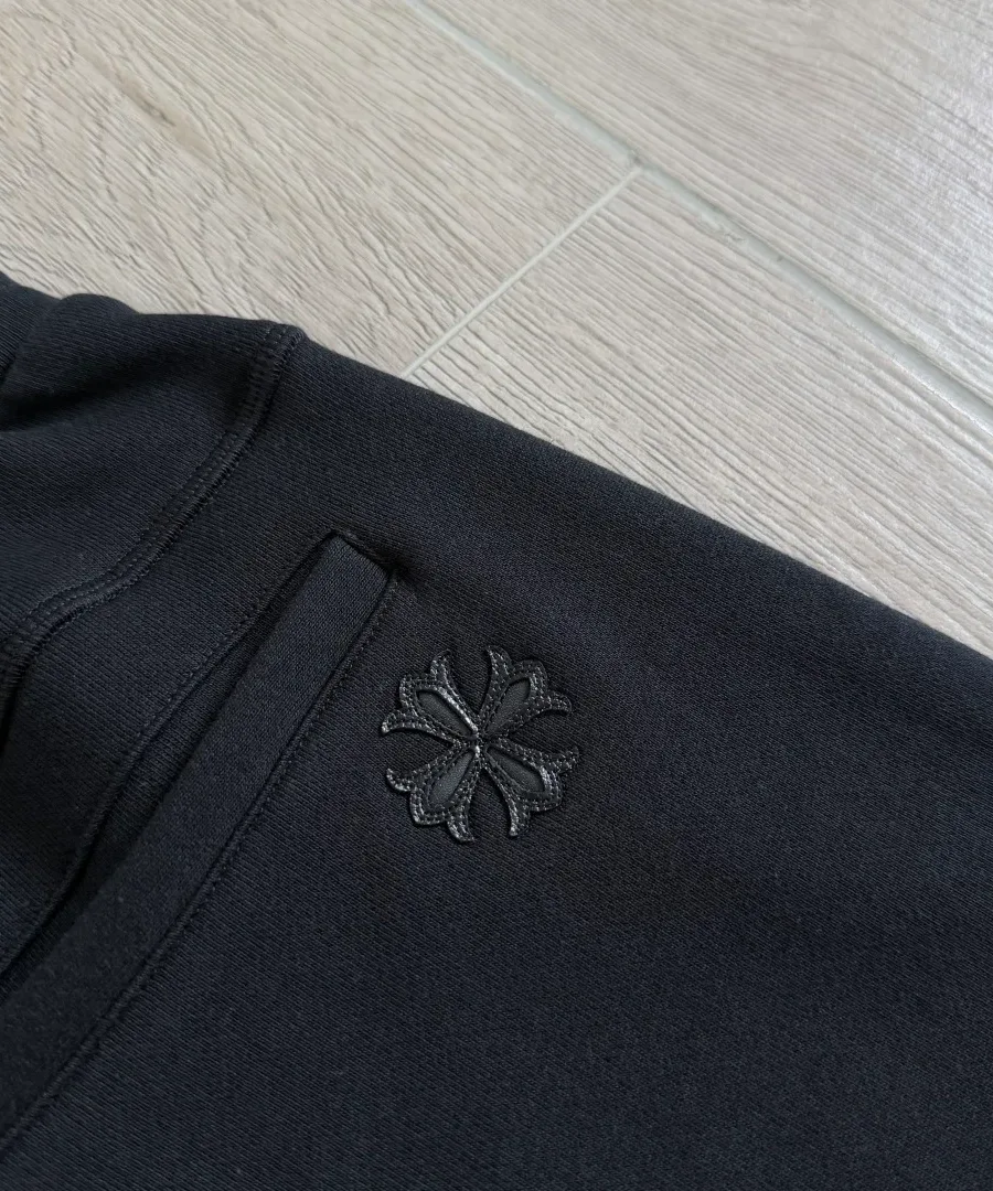 Задний карман с кожаной нашивкой-крестом шорт Chrome Hearts