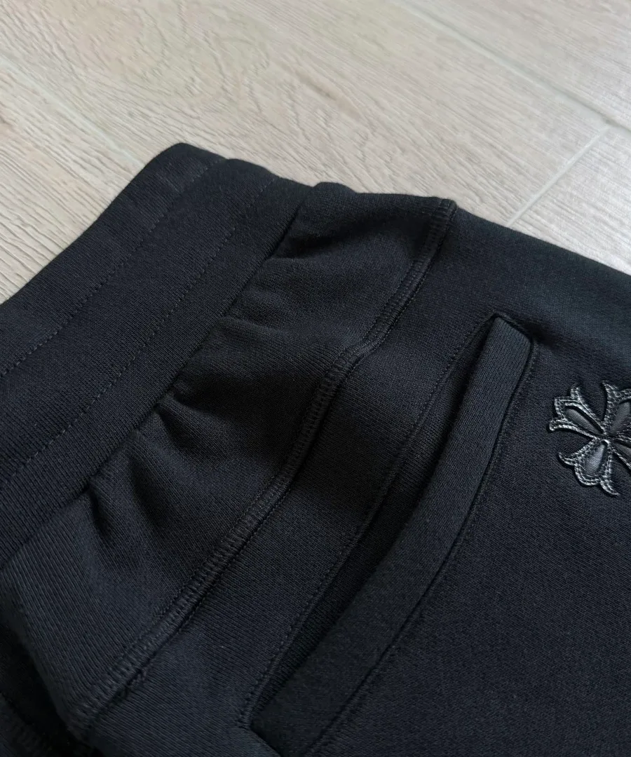 Деталь заднего кармана шорт Chrome Hearts