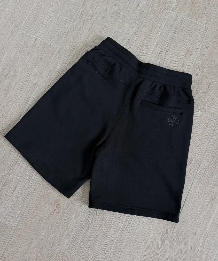 Задняя часть шорт Chrome Hearts под углом